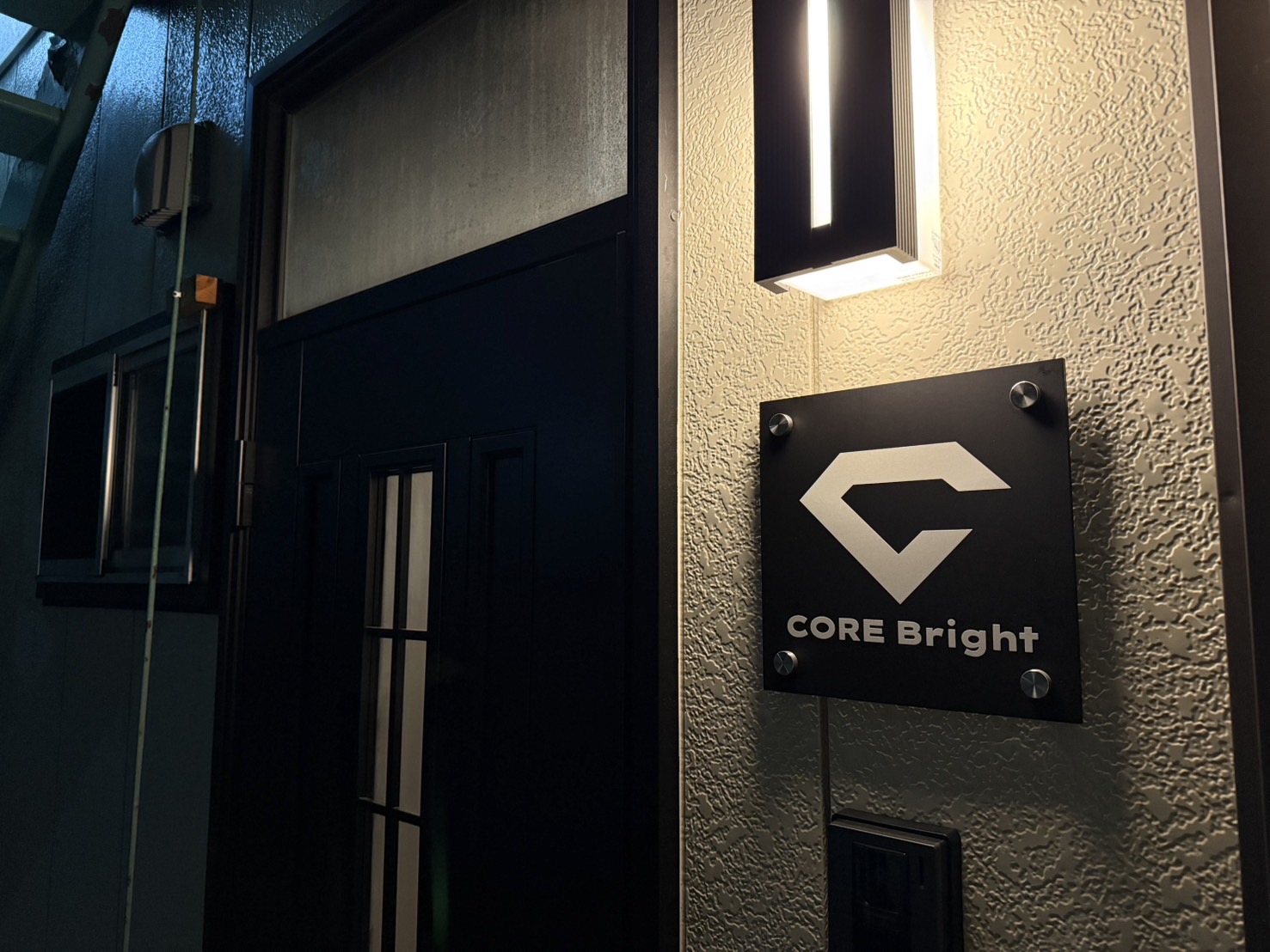 玄関灯が光っておりおしゃれに見える玄関