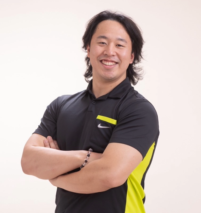 トレーニング後水を飲みながら休憩している女性二人