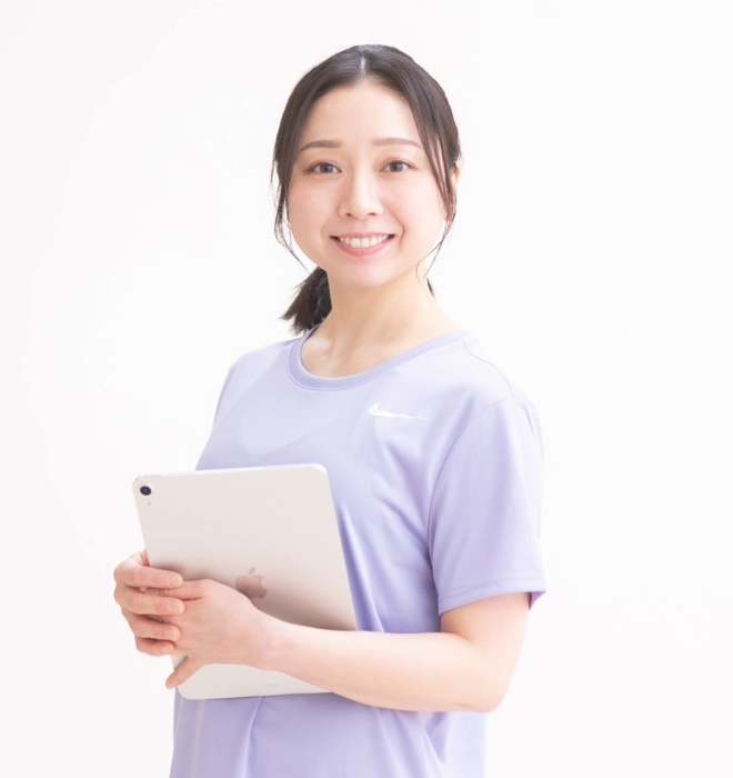 トレーニング後水を飲みながら休憩している女性二人